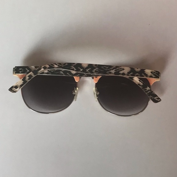 BRAND NEW Sunglasses | cool for the summer - Picture 2 of 4